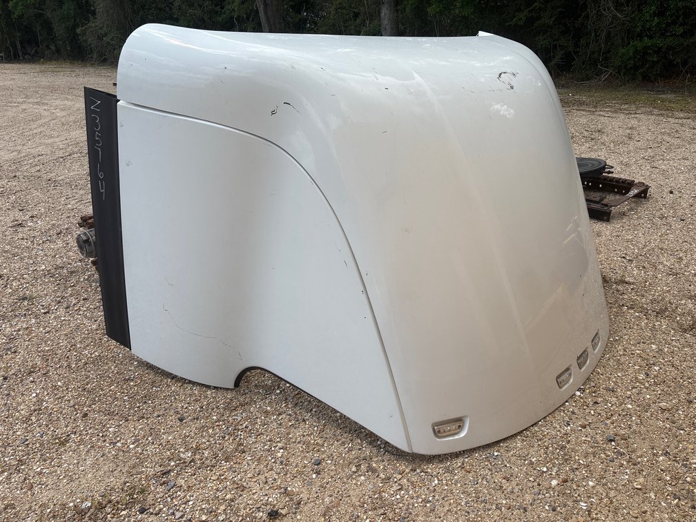 WIND DEFLECTOR FOR A TRACTOR TRUCK