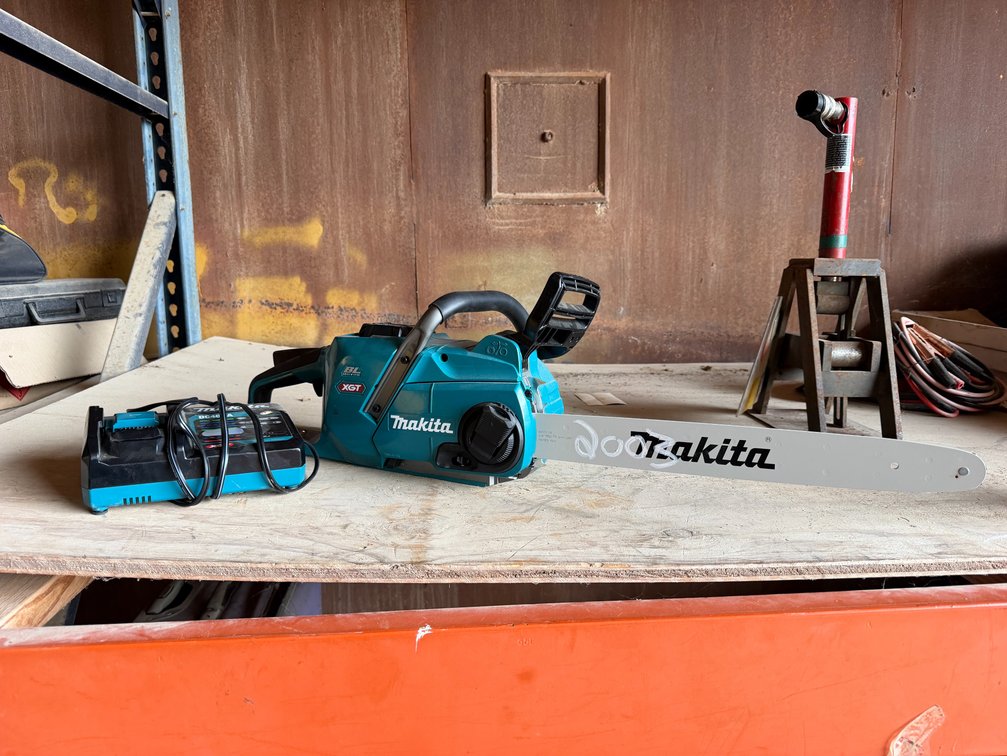 Makita XGT Battery Operated Chainsaw with Charger