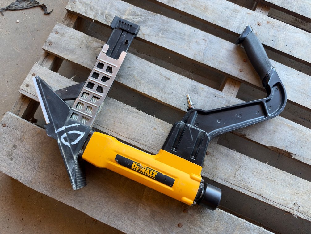 Dewalt Pneuamtic Flooring Tool