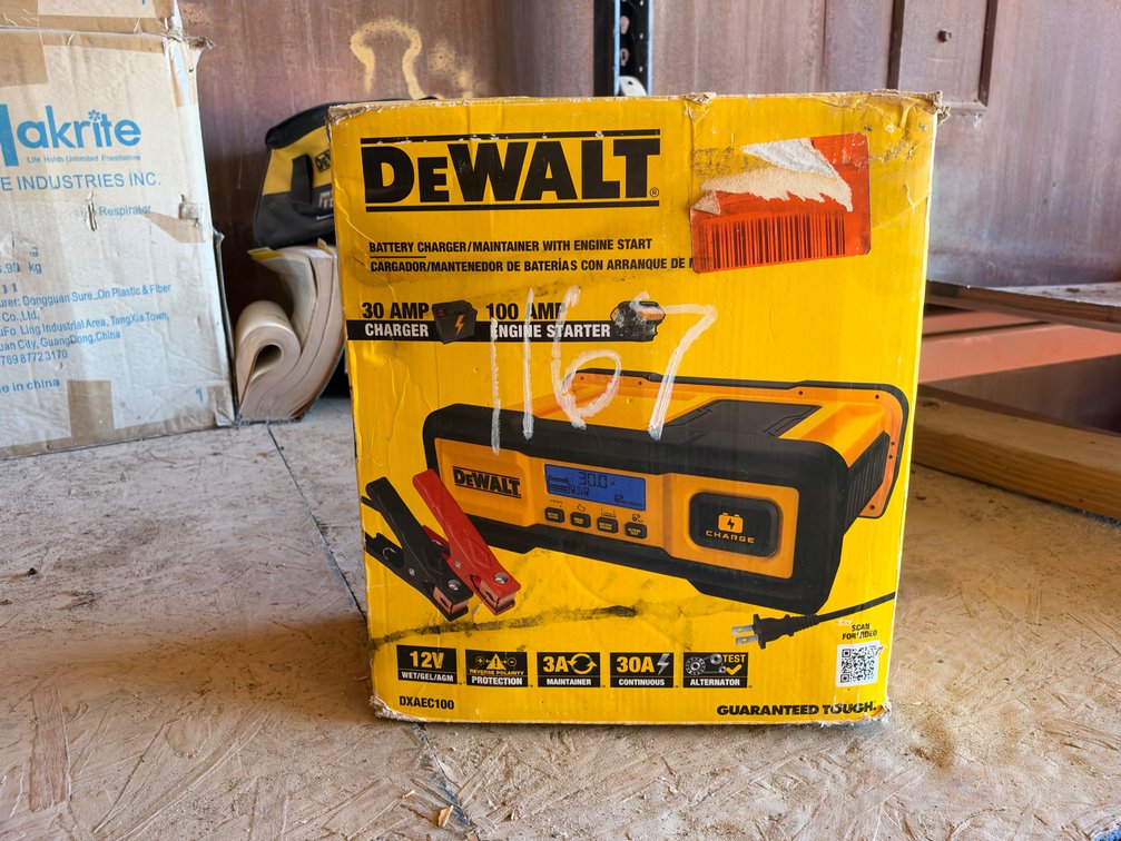 DeWalt Battery Charger 30 AMP Charger/ 100 AMP Engine Starter