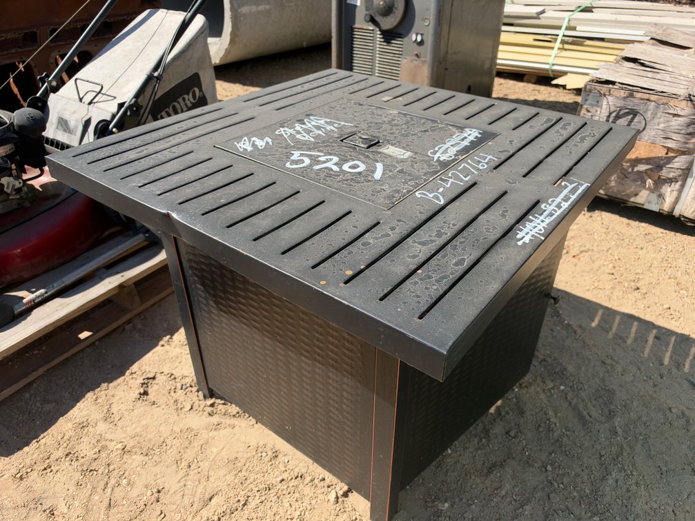 OUTDOOR METAL TABLE/PROPANE GRILL
