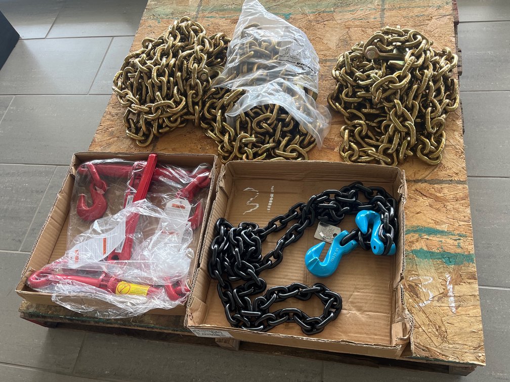 LOT OF CHAINS AND BINDERS