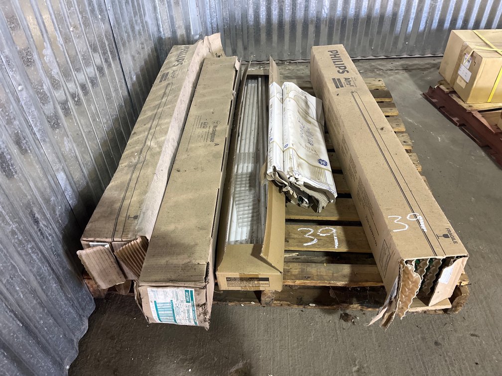 MISC LOT OF ASSORTED FLOURESCENT  LIGHT BULBS 