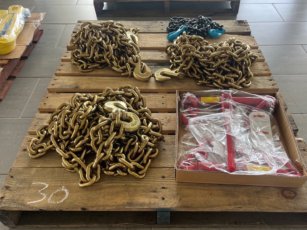 LOT OF CHAINS AND BINDERS