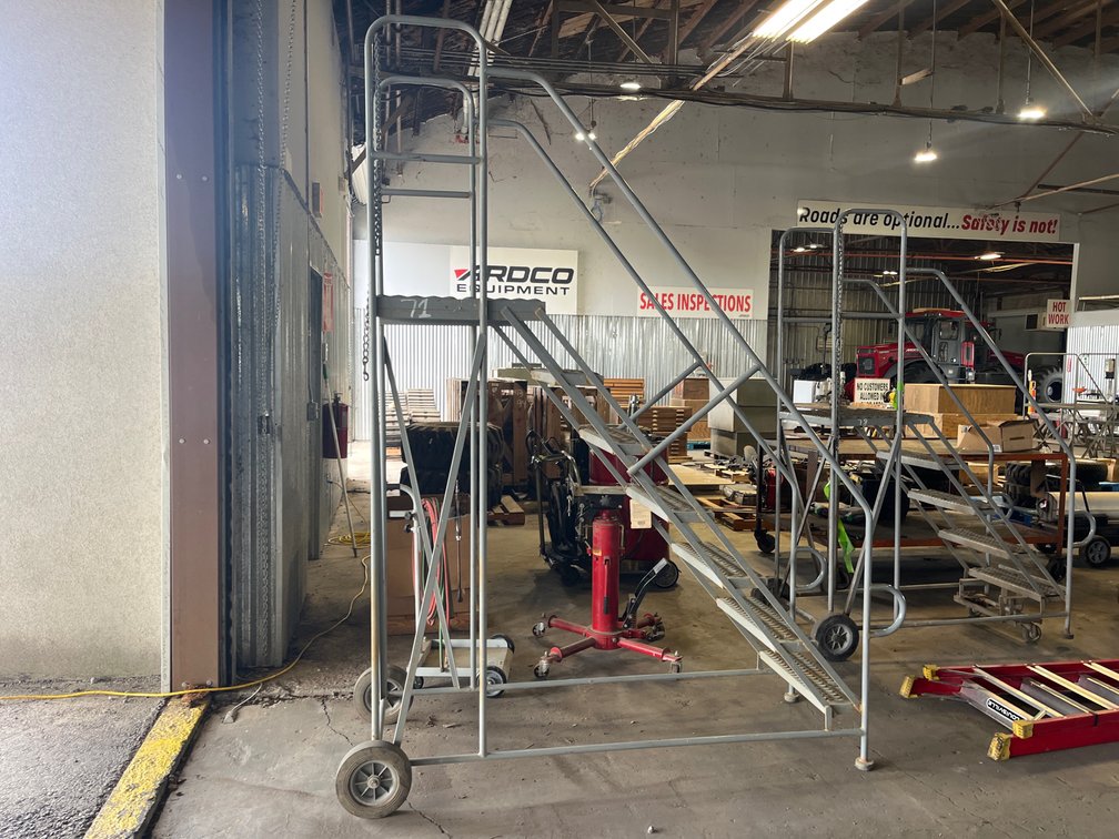 HEAVY DUTY METAL MOBILE LADDER