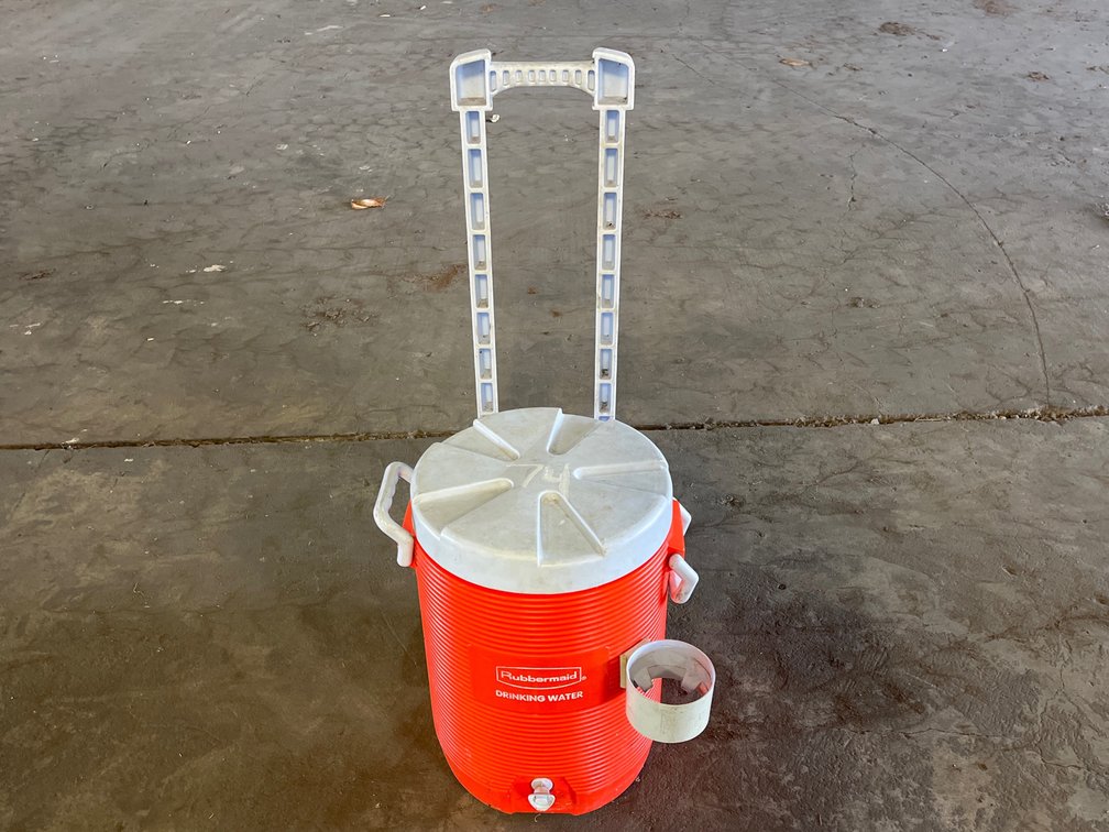 RUBBERMAID DRINKING WATER COOLER ON WHEELS 
