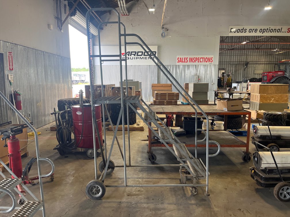 HEAVY DUTY METAL MOBILE LADDER ON CASTERS