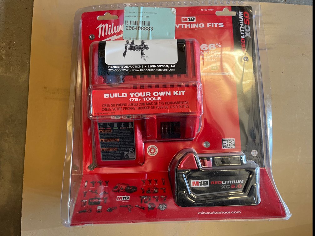 MILWAKEE BATTERY AND CHARGER COMBO KIT