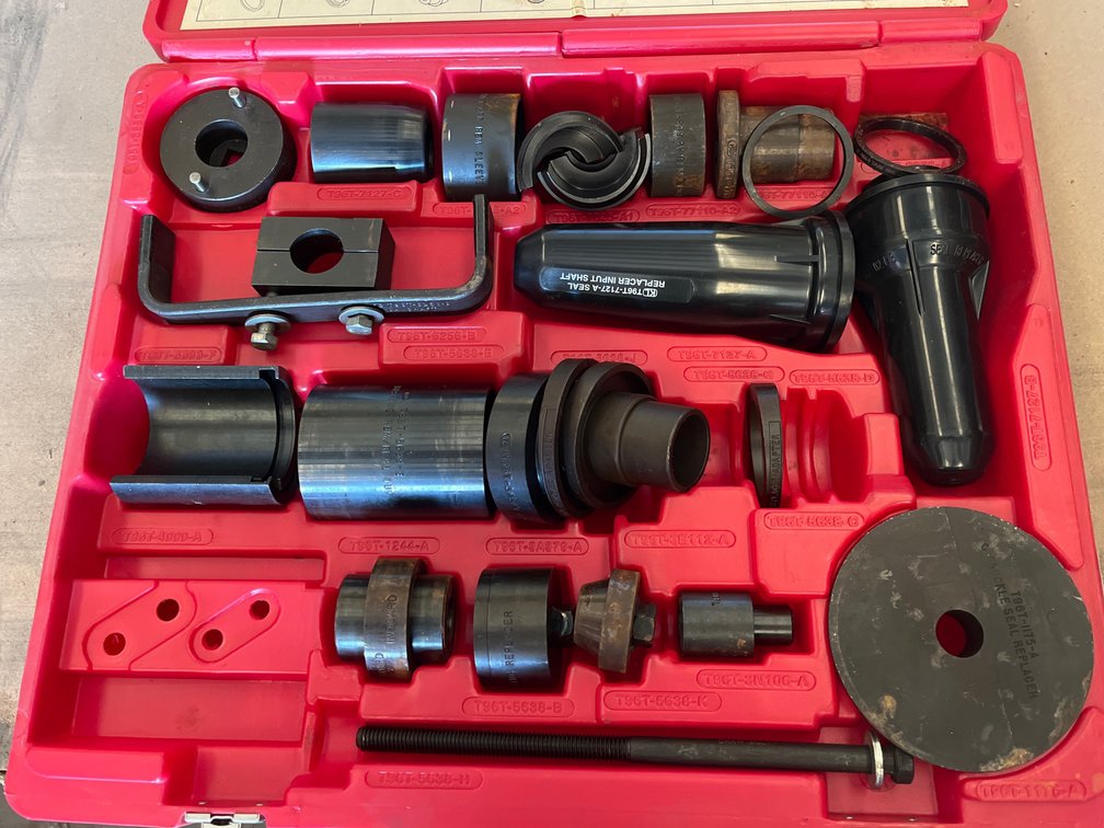 FORD SERVICE ESSENTIAL KIT 