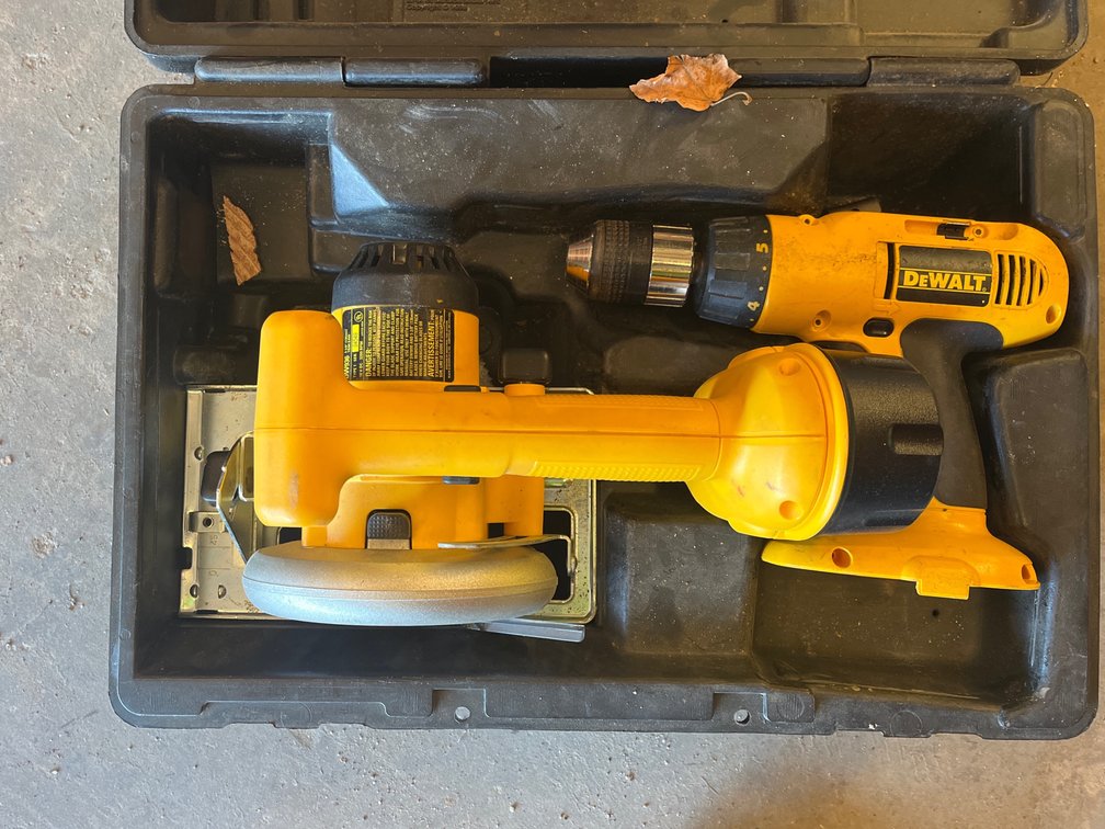 DEWALT 18v COMBO SET DRILL AND SKILL SAW