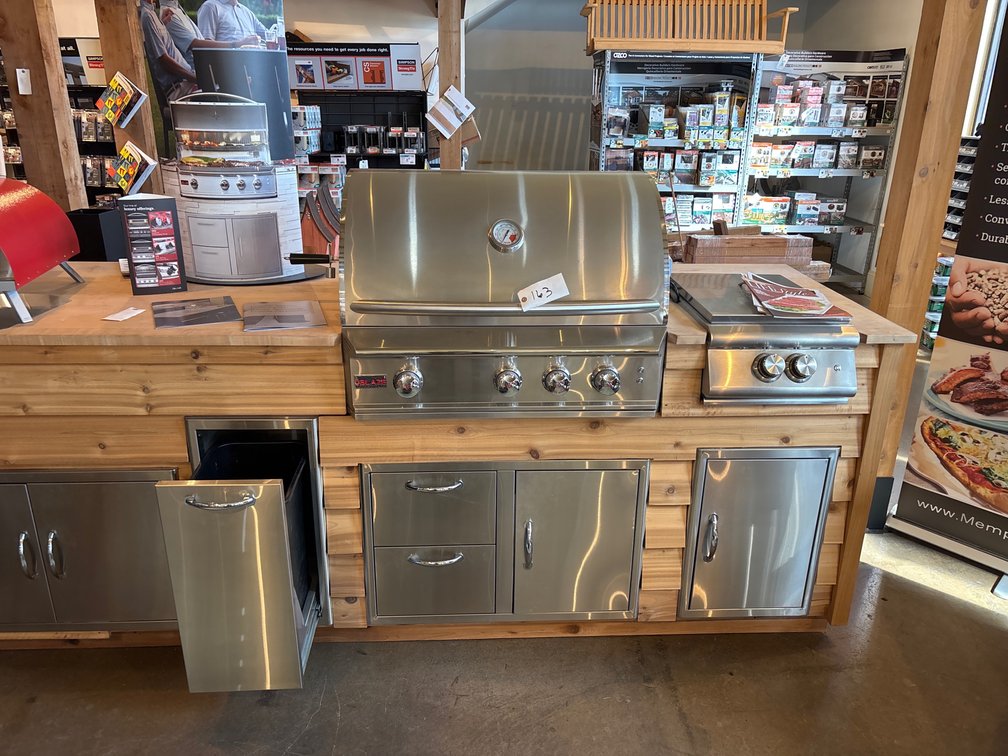 OUTDOOR KITCHEN WITH ACCESSORIES