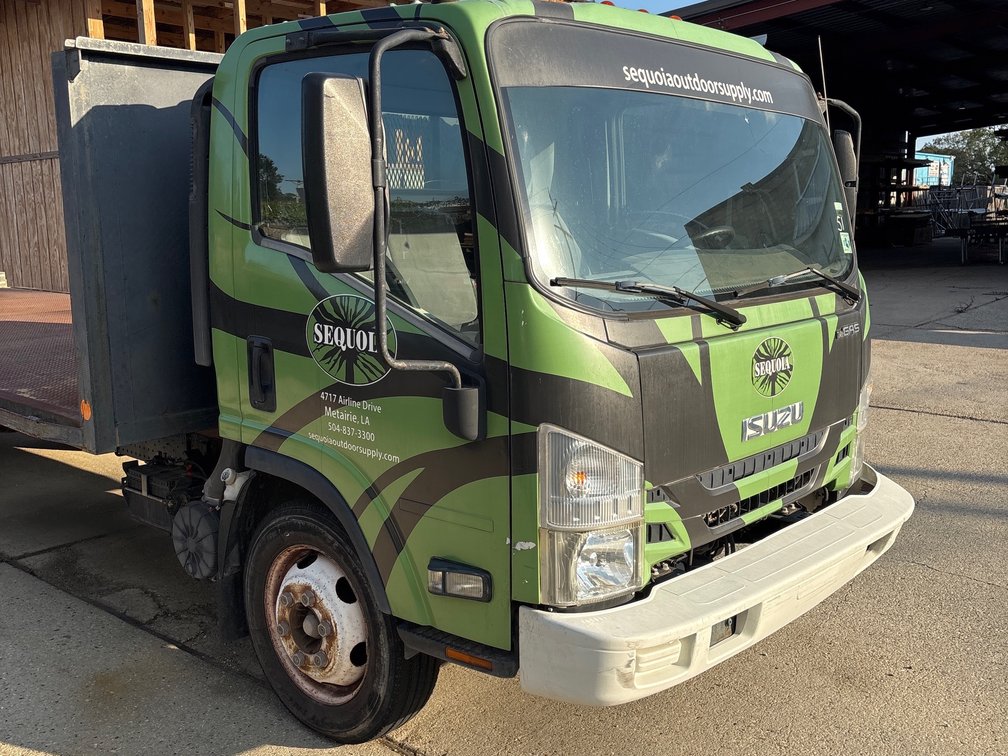 2016 ISUZU 25 FT FLATBED | TITLE DELAY