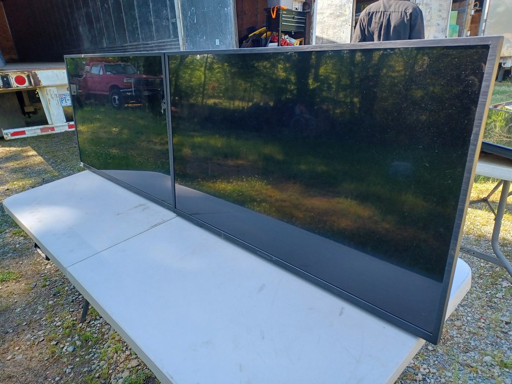 2 insignia TV 