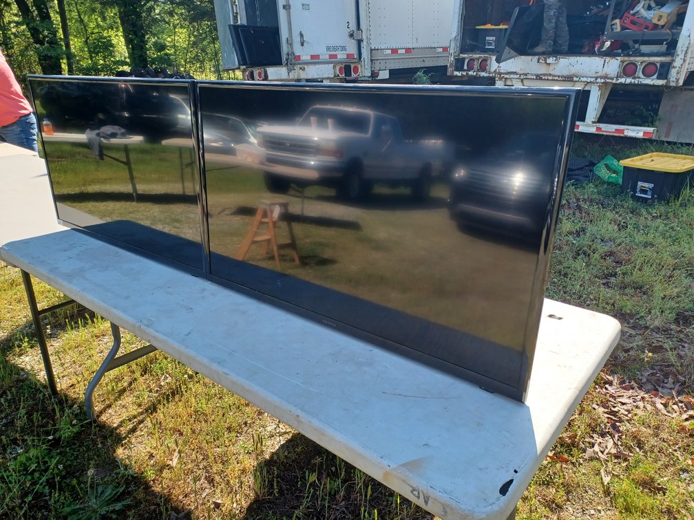 2 insignia TV 