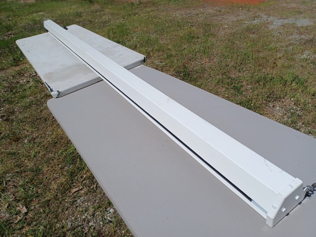 Retractable projector screen 