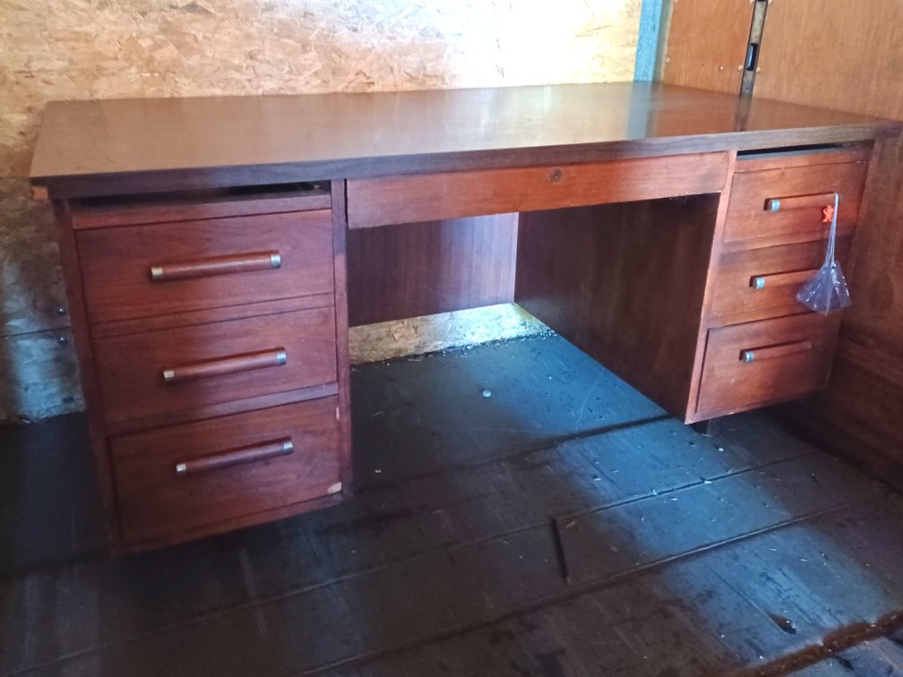 Desk with drawer 
