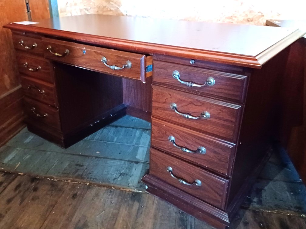 Desk with drawer 