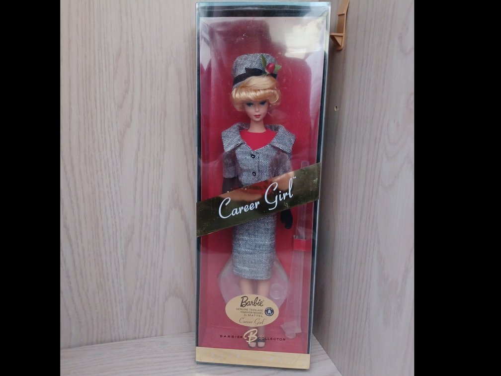 Career Girl Barbie Doll Gold Label 2006 Genuine Teen-Age Fashion Model Mattel