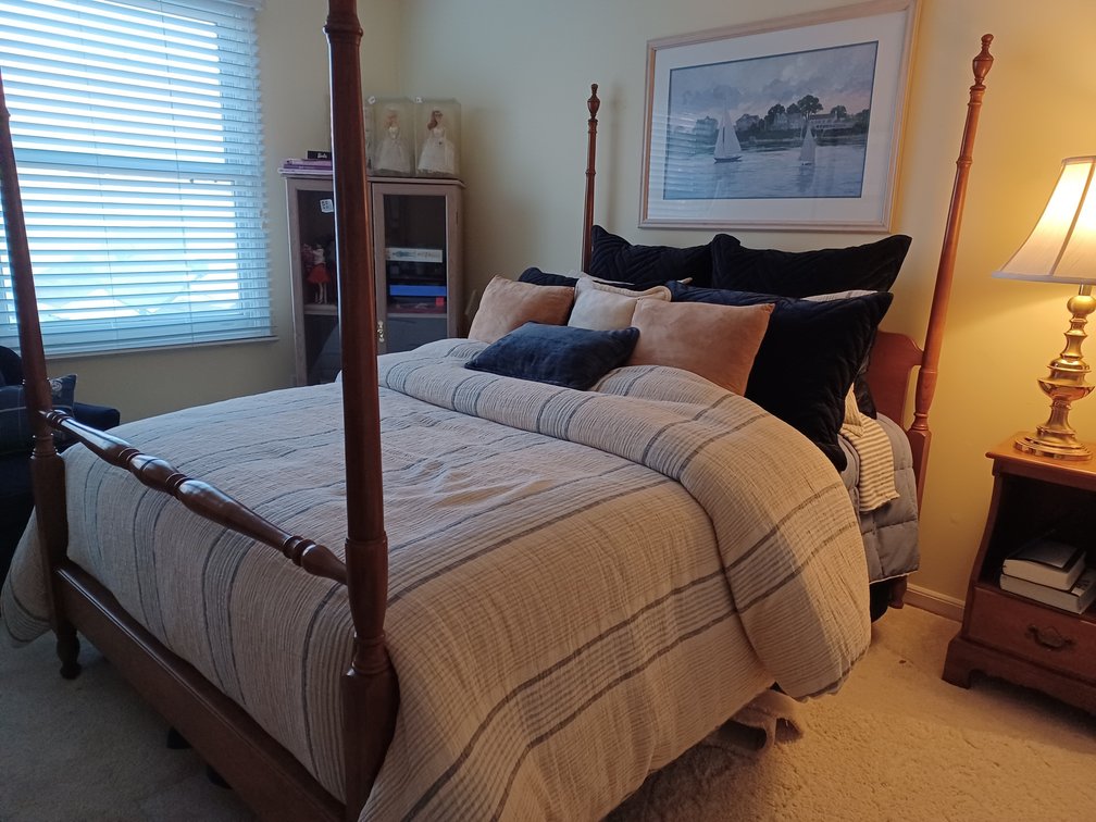 Beautiful Full Size Maple (?) Bedroom Set