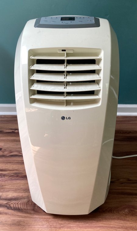LG Portable Air Conditioner 31x15 - puts out cold air quickly