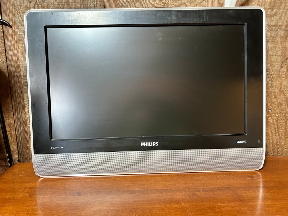 24" Philips TV - powers on