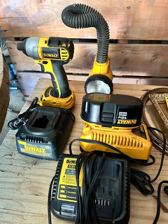 DeWalt Battery Op Drill & Flexible Flood Light - untested