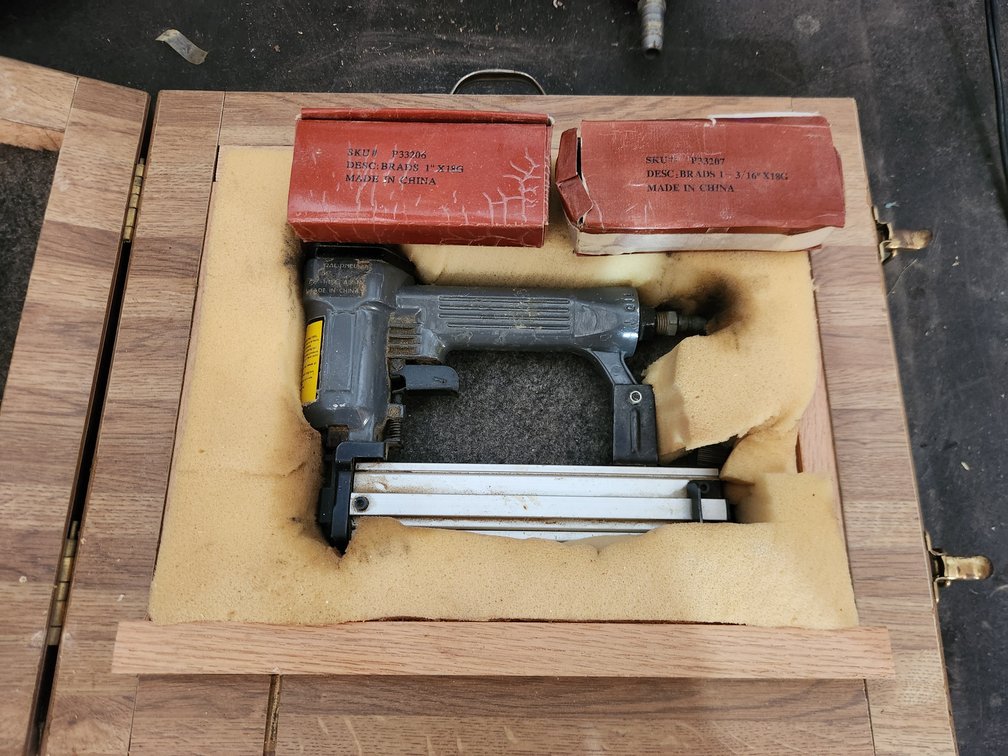 DeVilbiss Model NCS2 Pneumatic Stapler and Brad Nailer