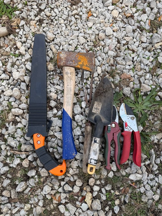 Lot of garden/yard tools - Lot C