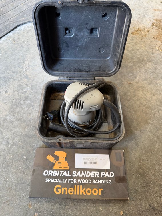 Orbital sander with pads