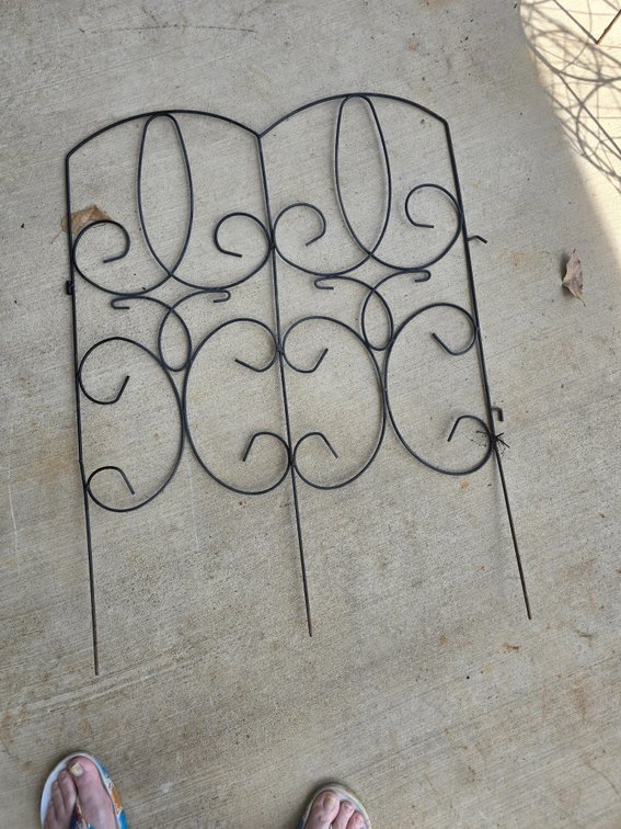 25 pc. Yard fencing, 24 inches each.