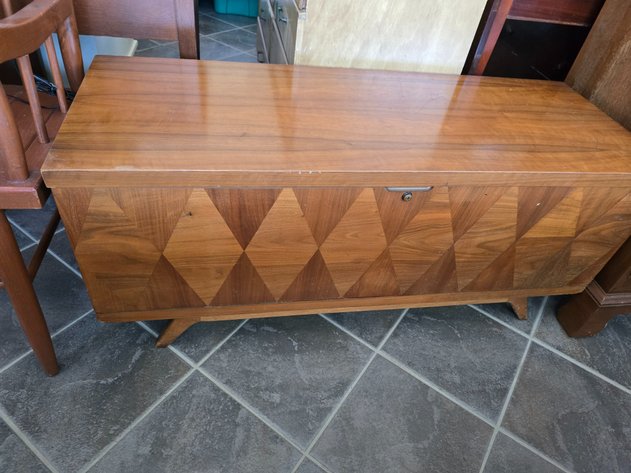 Image for Vintage Lane cedar chest featuring a distinctive diamond pattern inlay cedar lined