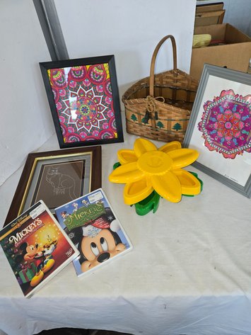 Image for Zippy paws , keeps kitty busy, art work and 2 NEW DVD Christmas