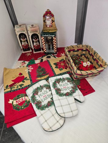Image for Nutcracker kamps, platemats, basket