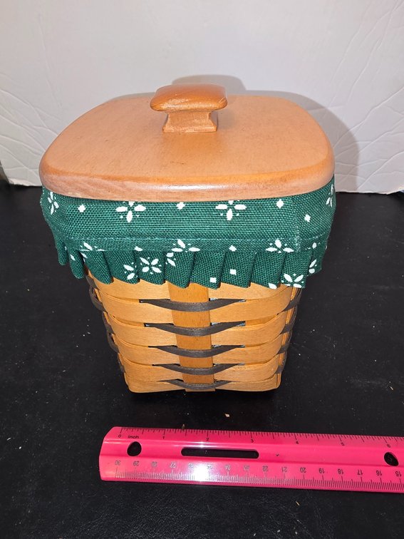 Longaberger basket with cloth liner and protector