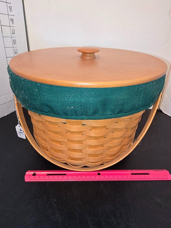 Longaberger basket  1995 with cloth liner, protector