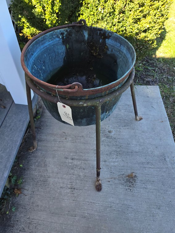 Sm. Copper kettle and trivet and paddle