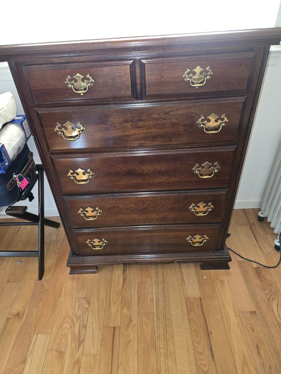 Dresser. 2/4
