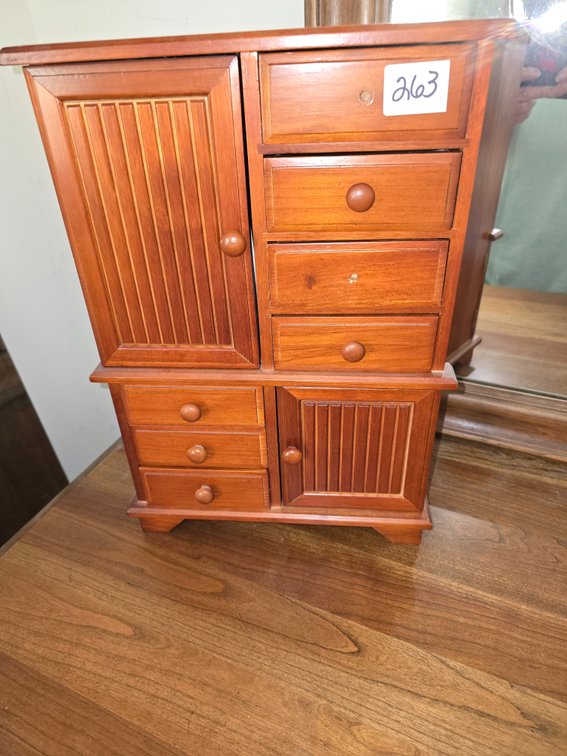 Dresser jewelry box