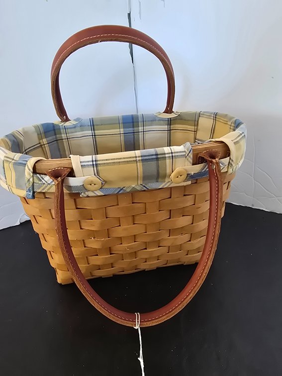 2006 Longaberger basket with liner