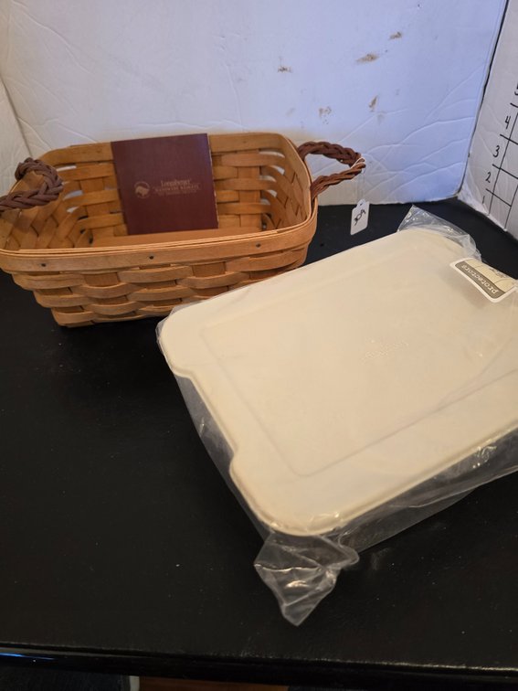 Longaberger basket with single server and lid 2008