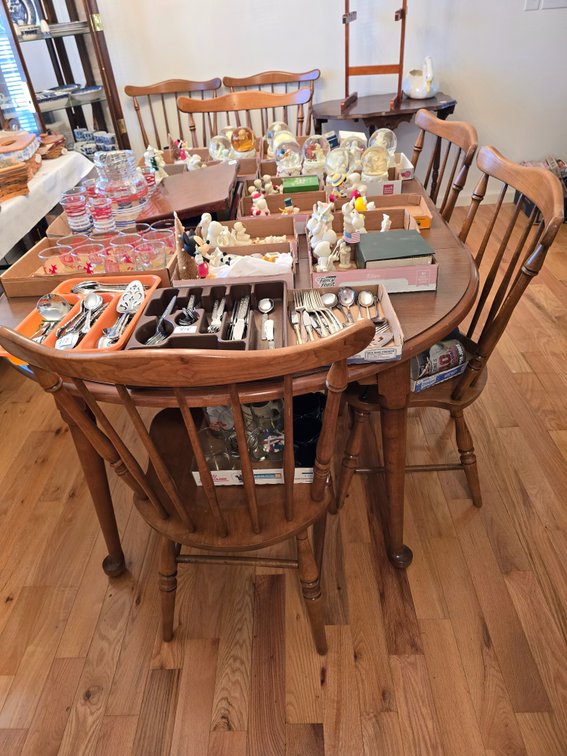 Dining table and 6 chairs, 2 leaves