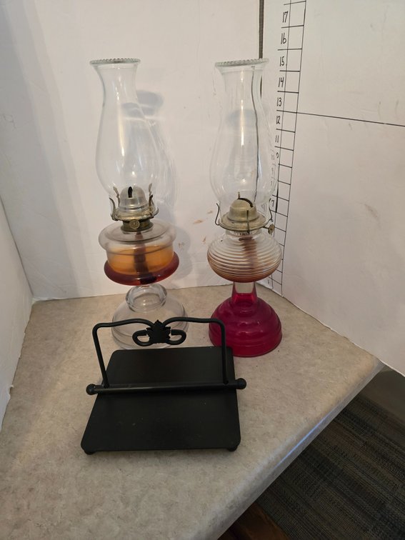 Pr. Kerosene lamps, napkin holder