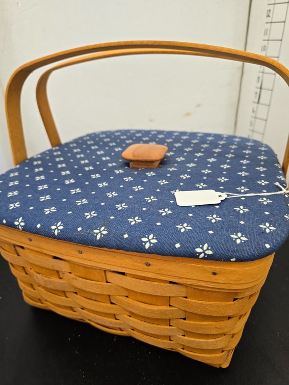 Longaberger casserole basket/ picnic/ cake 1997