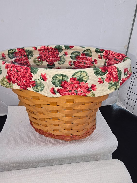 Longaberger Classic basket with liner and protector  2002