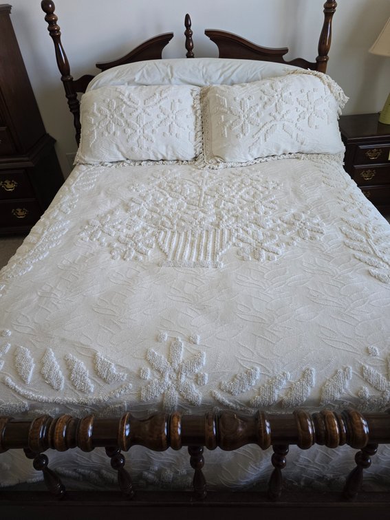 Chenille bedspread with 2 pillow covers