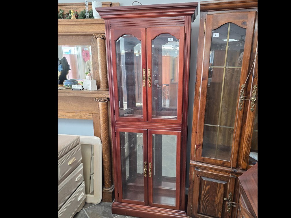 Display cabinet with glass shelves, mirrors 