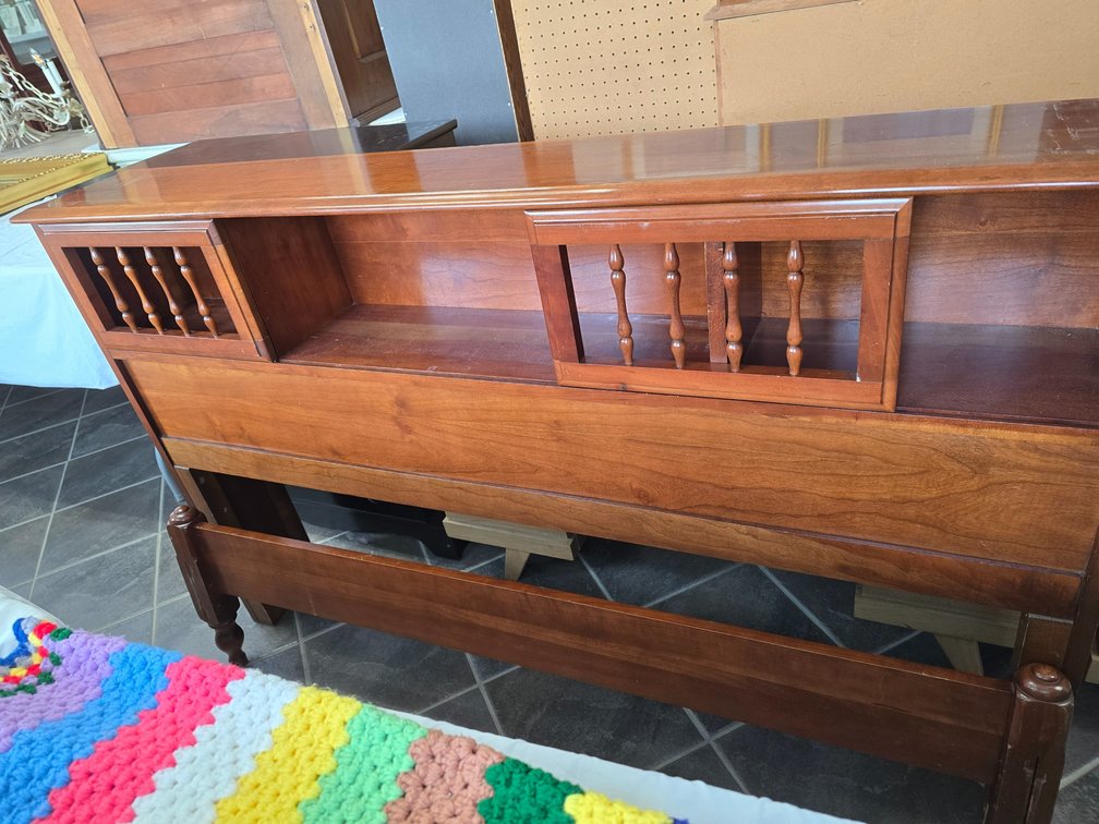 Headboard and footboard to full sz. Bed. 