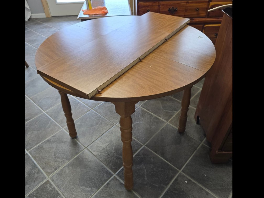 Round kitchen table with extra leaf