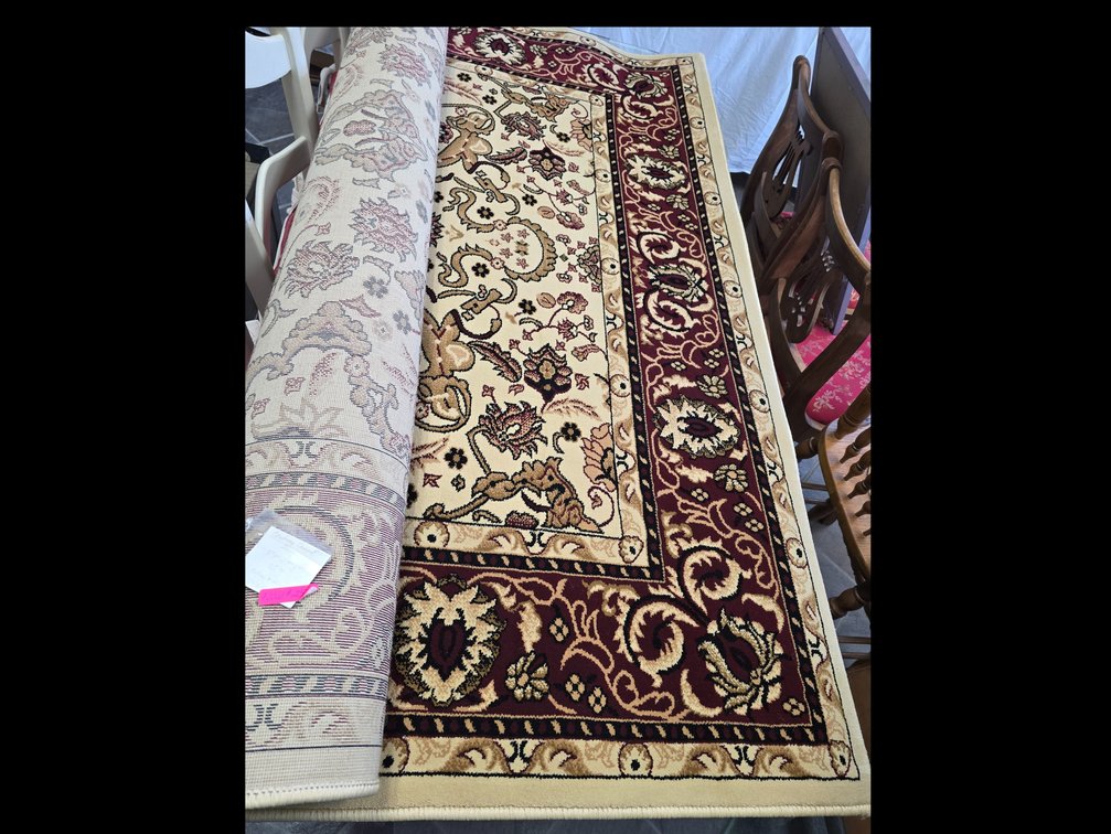 Century carpet, ivory. 5'3x7'8 