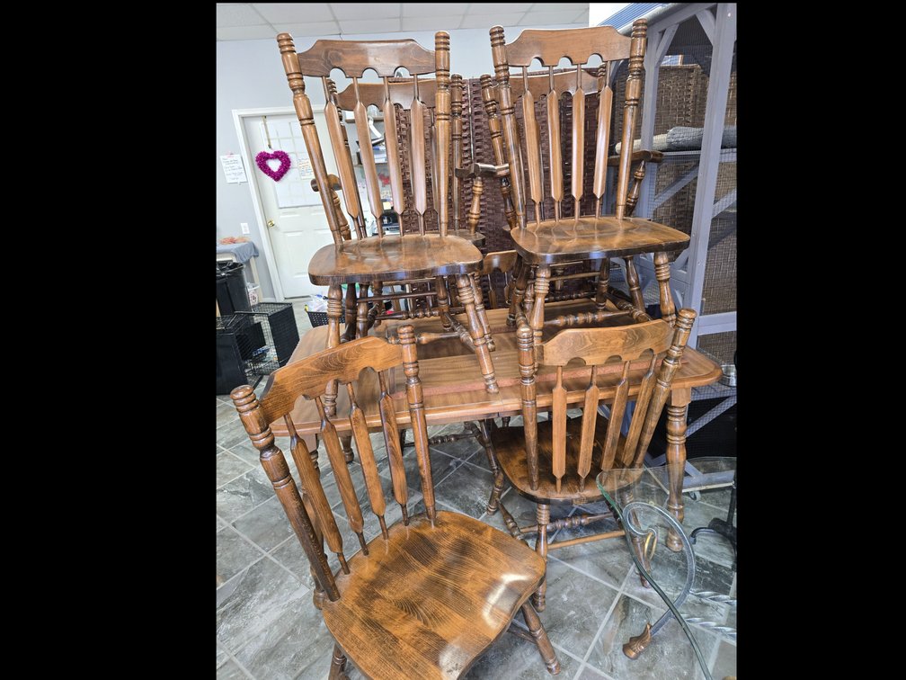 Nice, dining or kitchen table with two leaves and eight chairs
